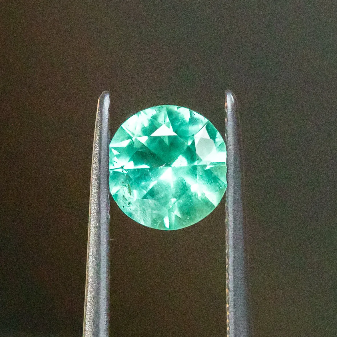 0.98CT ROUND BRILLIANT ZAMBIAN EMERALD, NEON GREEN TEAL, 6.91X4.2MM