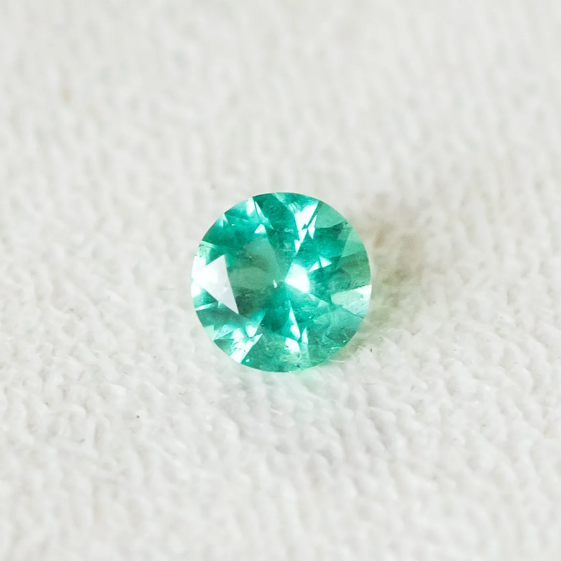 0.98CT ROUND BRILLIANT ZAMBIAN EMERALD, NEON GREEN TEAL, 6.91X4.2MM